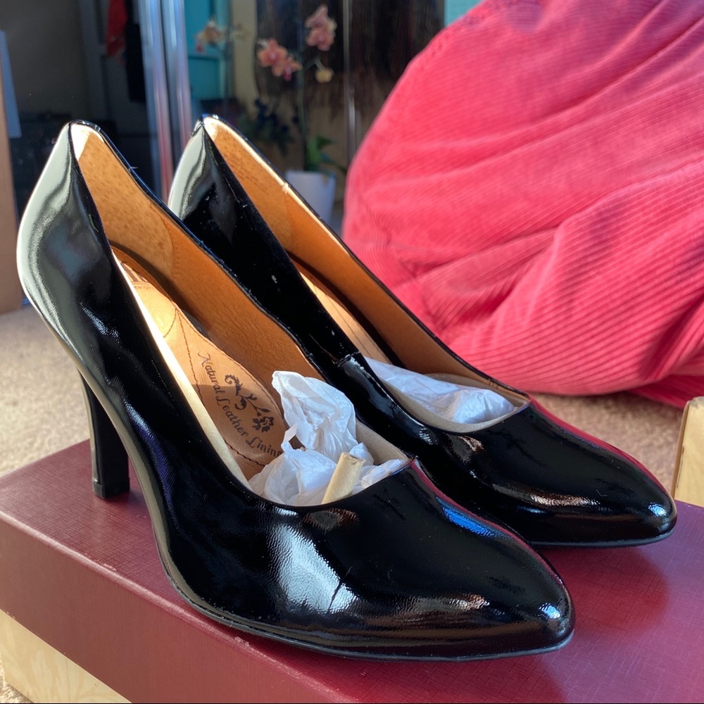 Sofft Shiny patent leather black heels BRAND NEW